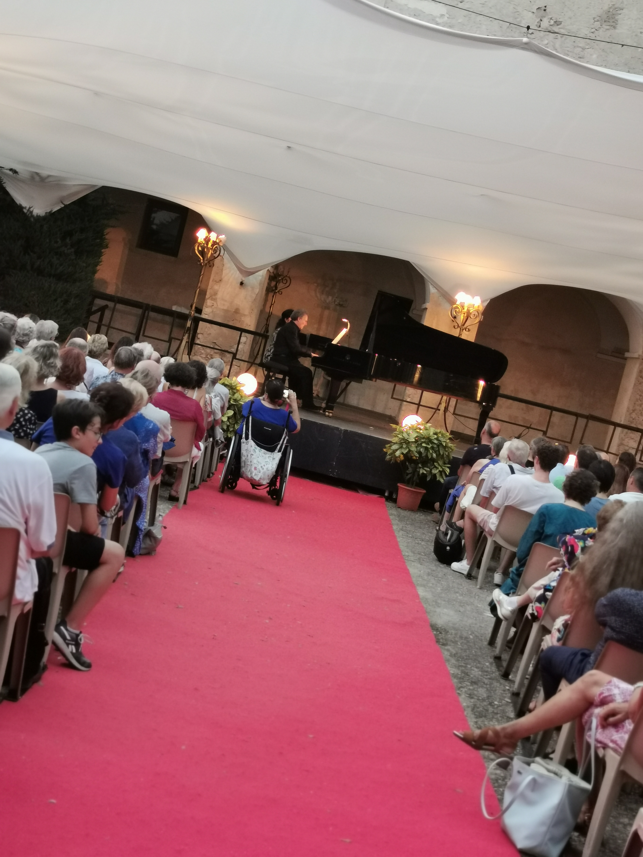 SCENE CLOITRE TAPIS ROUGE IMG_20230724_210404.jpg